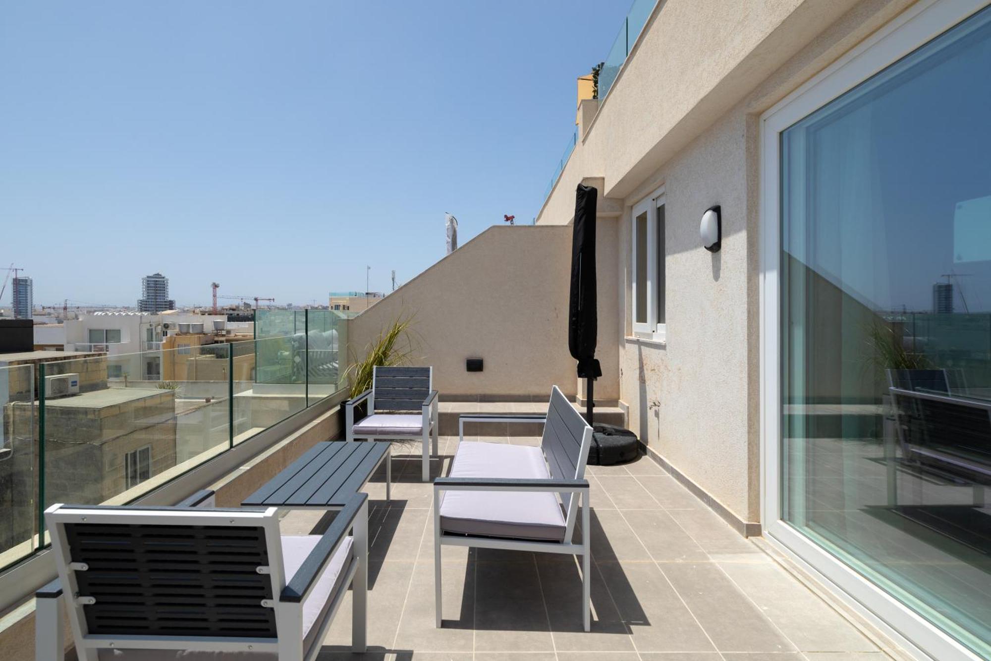 Modern 2Br Cosy Apartment With Large Terrace - Close To Manoel Island & Tigne Shopping Mall Sliema Kültér fotó