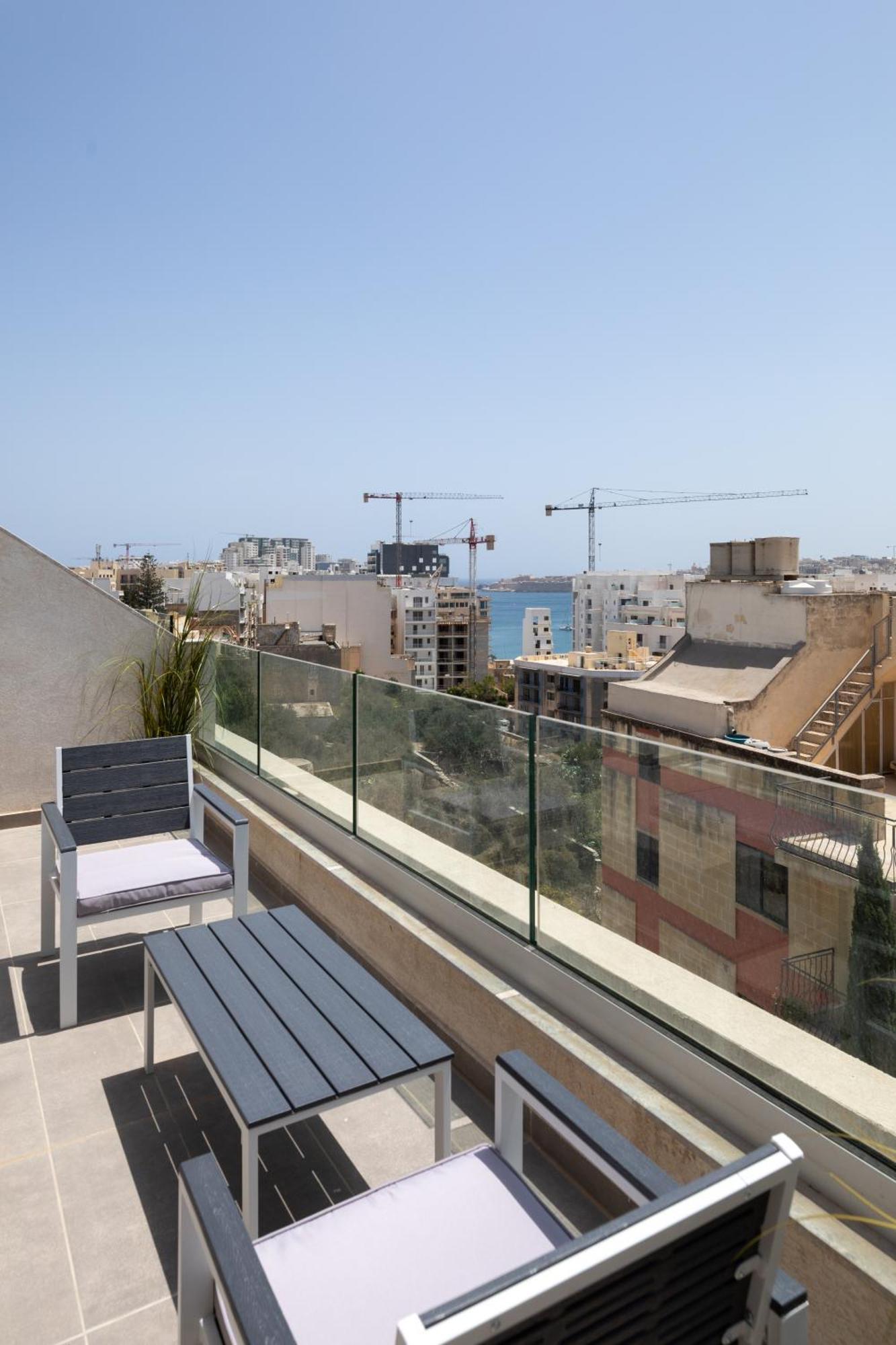 Modern 2Br Cosy Apartment With Large Terrace - Close To Manoel Island & Tigne Shopping Mall Sliema Kültér fotó